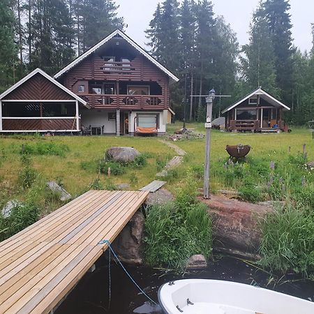 Viihtyisae Hirsimoekki Jaerven Rannalla Siikainen Buitenkant foto