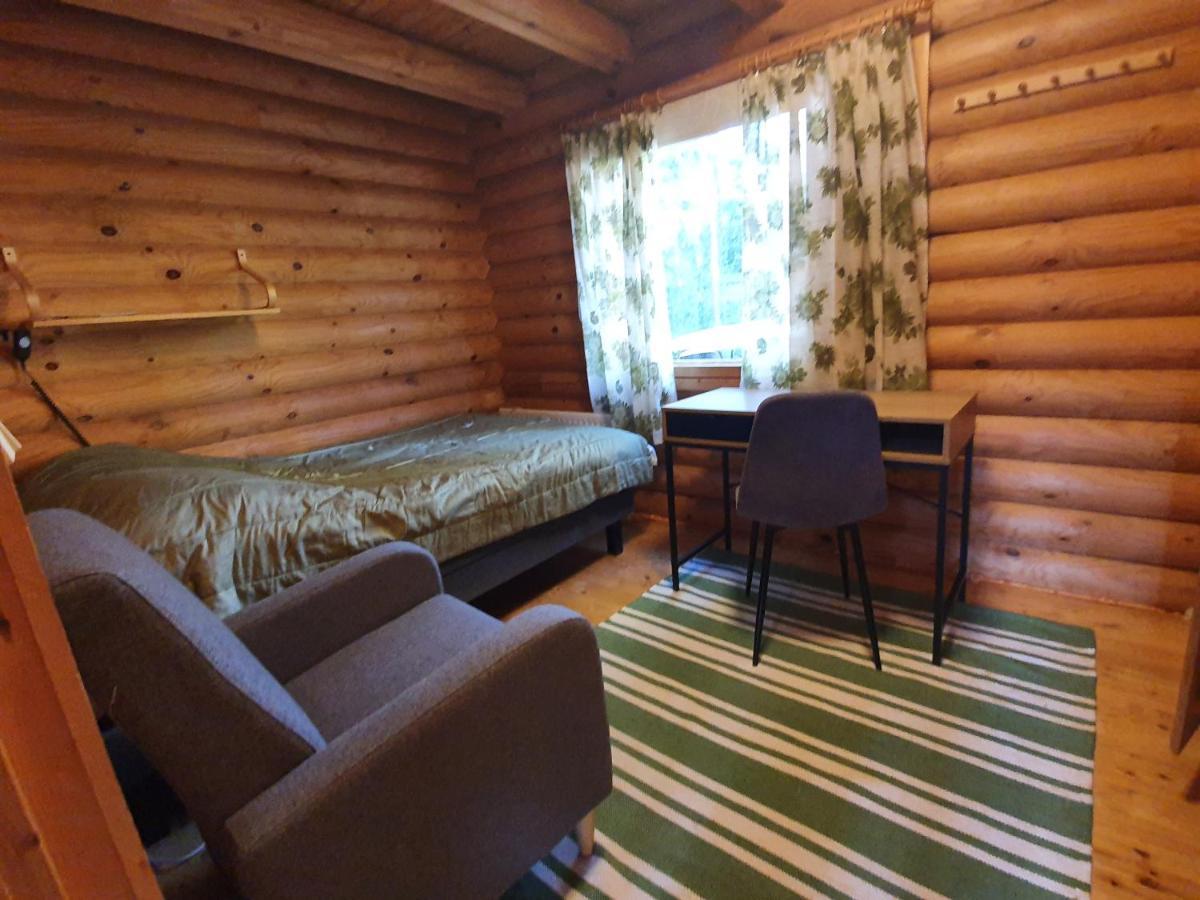 Viihtyisae Hirsimoekki Jaerven Rannalla Siikainen Buitenkant foto