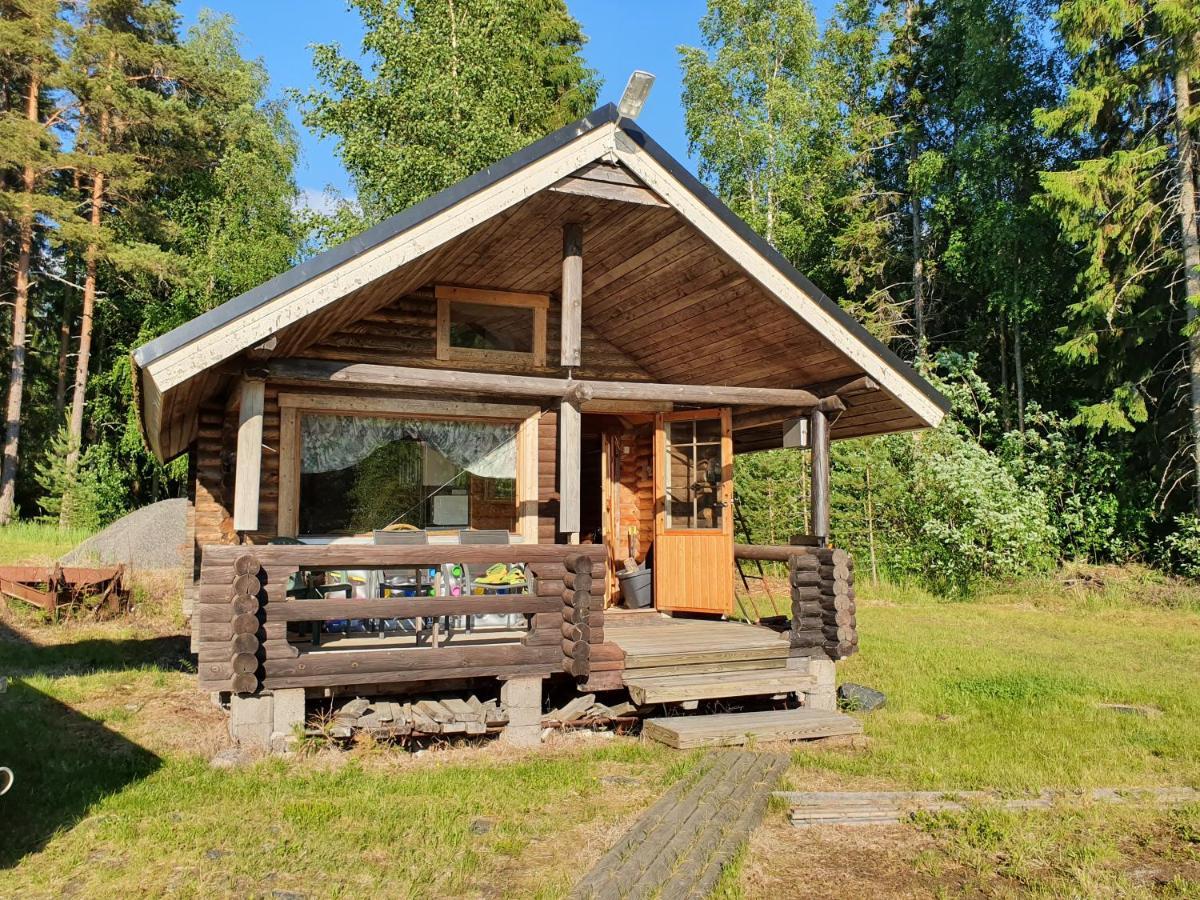 Viihtyisae Hirsimoekki Jaerven Rannalla Siikainen Buitenkant foto