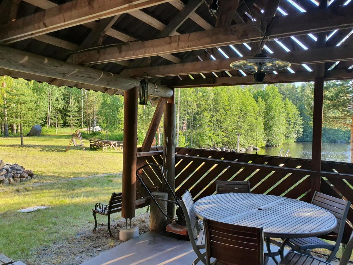Viihtyisae Hirsimoekki Jaerven Rannalla Siikainen Buitenkant foto