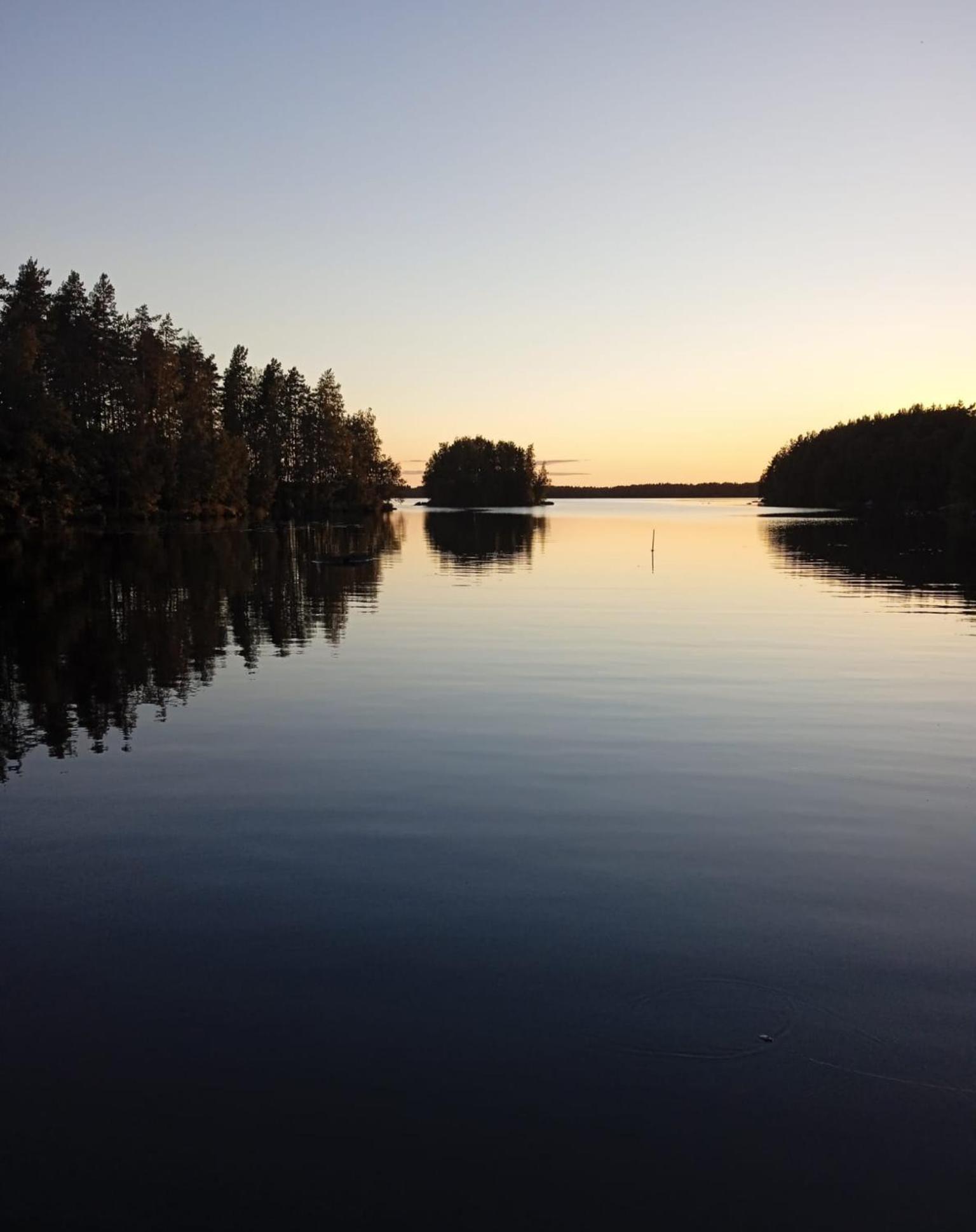 Viihtyisae Hirsimoekki Jaerven Rannalla Siikainen Buitenkant foto