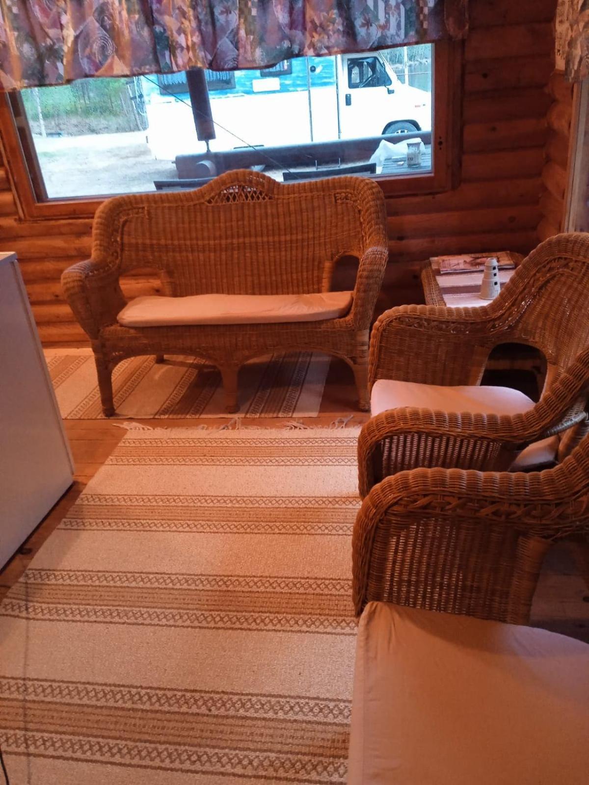 Viihtyisae Hirsimoekki Jaerven Rannalla Siikainen Buitenkant foto