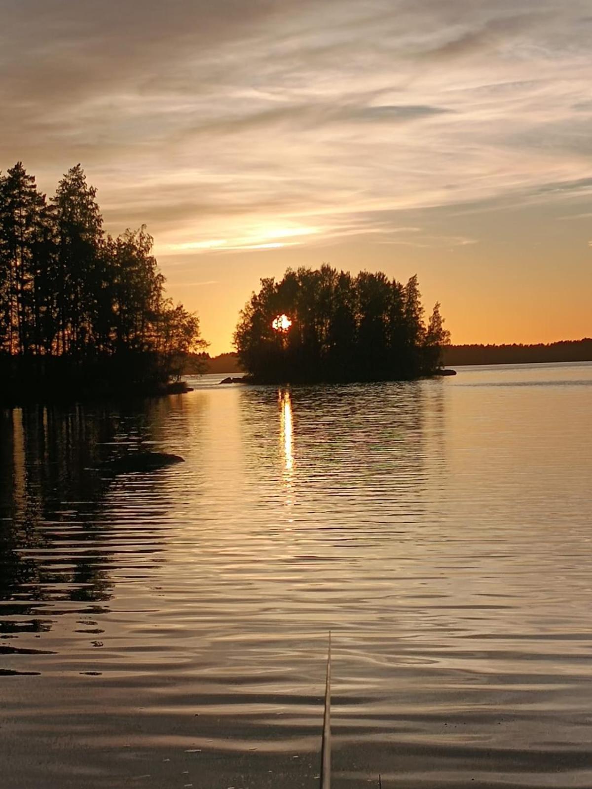Viihtyisae Hirsimoekki Jaerven Rannalla Siikainen Buitenkant foto