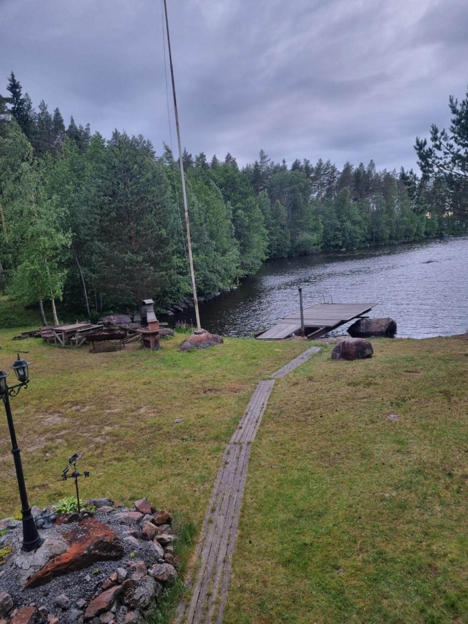 Viihtyisae Hirsimoekki Jaerven Rannalla Siikainen Buitenkant foto
