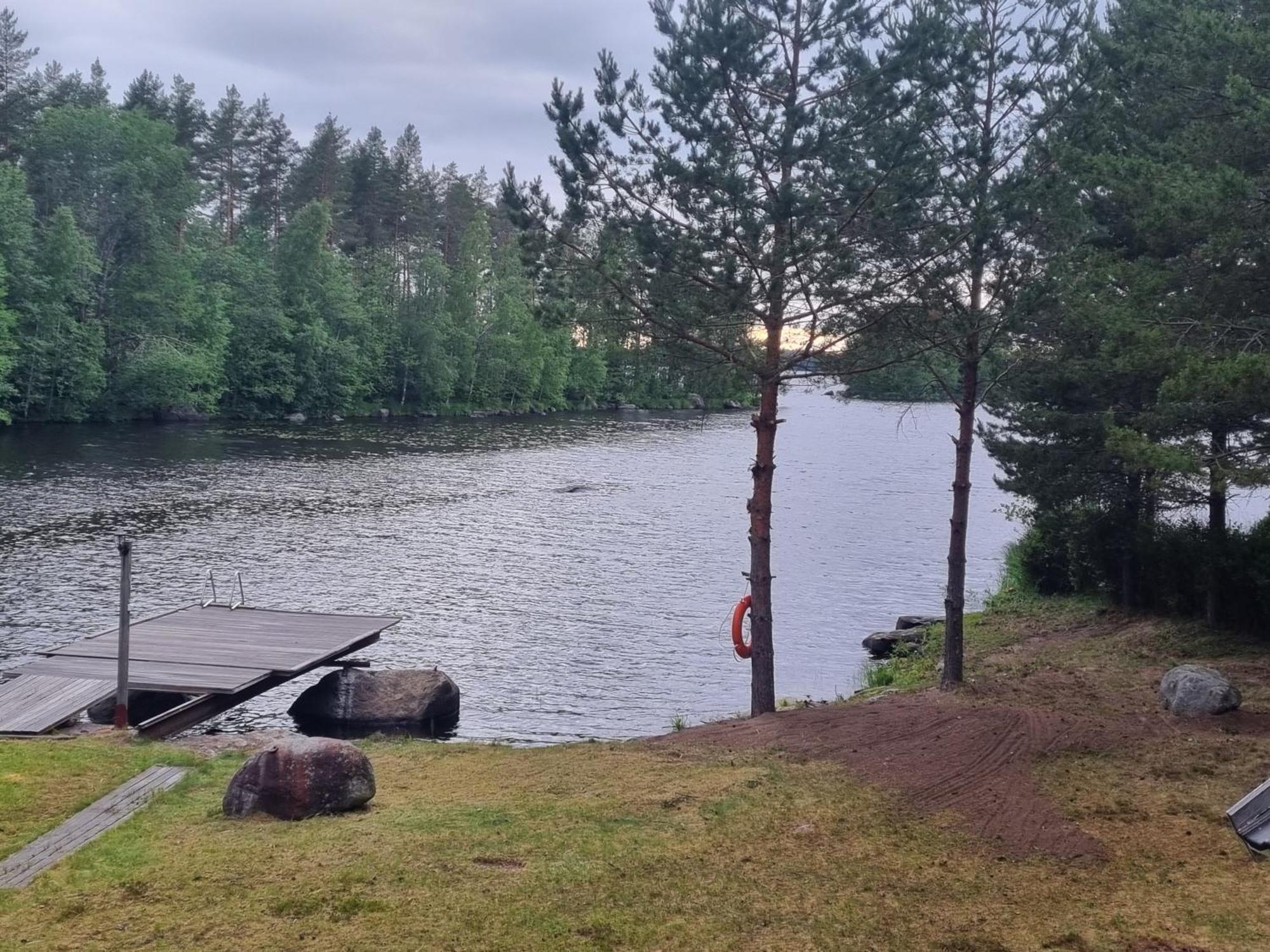 Viihtyisae Hirsimoekki Jaerven Rannalla Siikainen Buitenkant foto